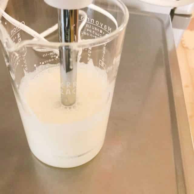 クリームチーズと生クリームをバーミックスで泡立てます