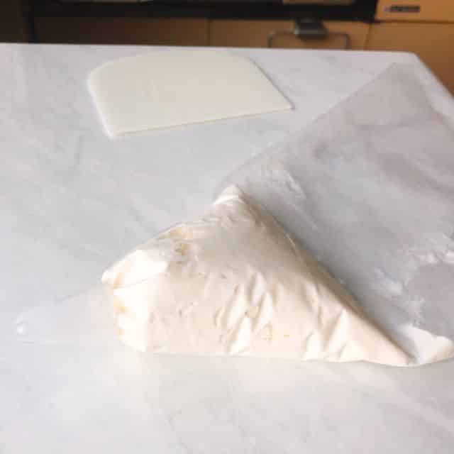 絞り袋にクリームを詰めます