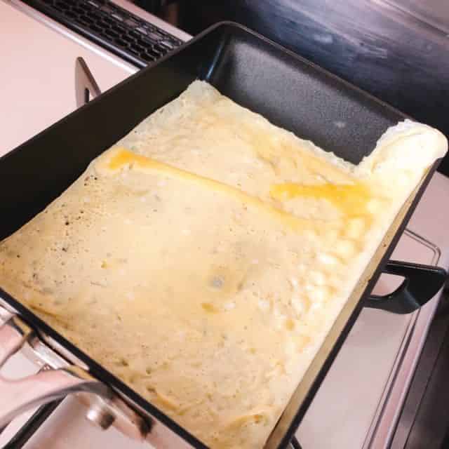 薄焼き卵を焼く