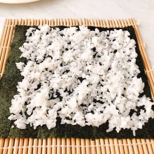 巻き簾に海苔とご飯