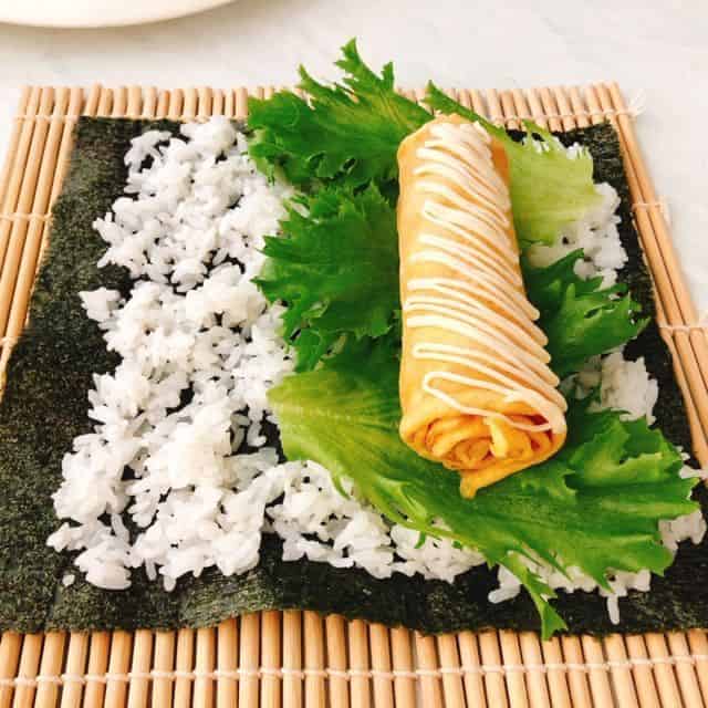 ご飯にレタスと卵を乗せる