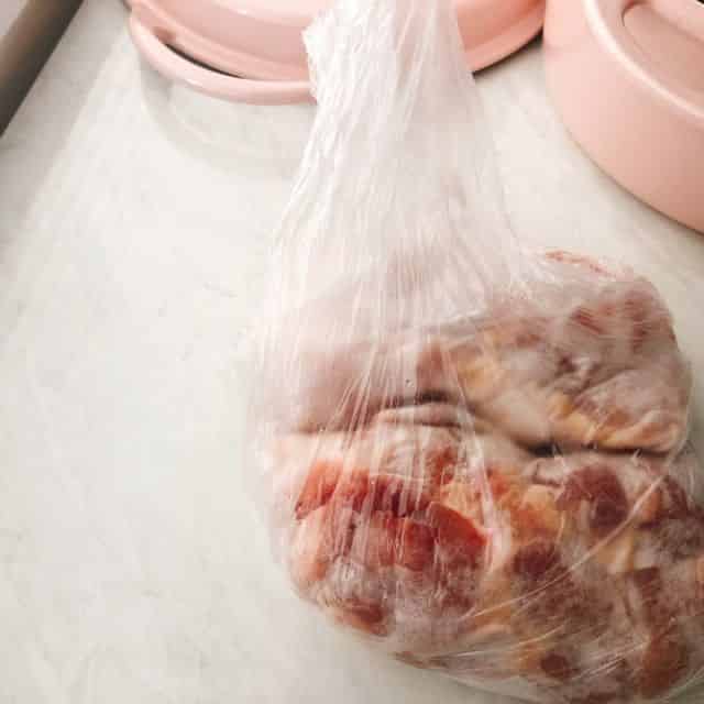 鶏肉に塩を振りしばらくおきます