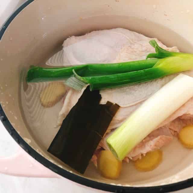 材料を鍋に入れます