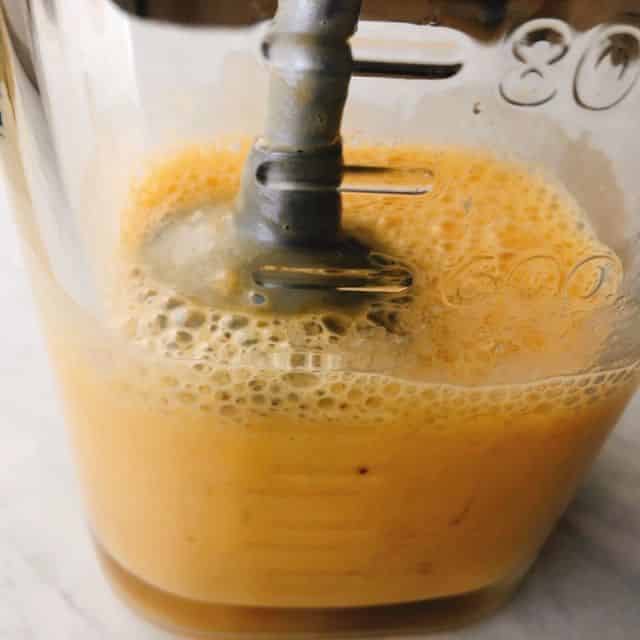 ハンドブレンダーで混ぜる