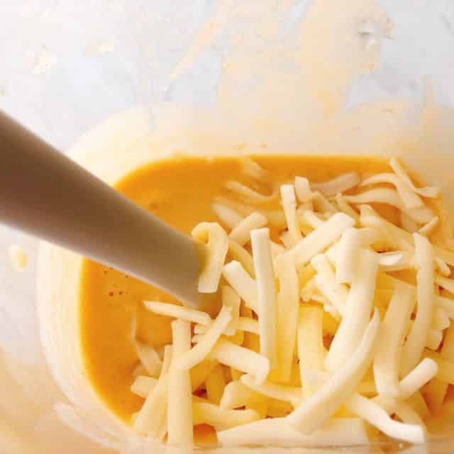 チーズを加える