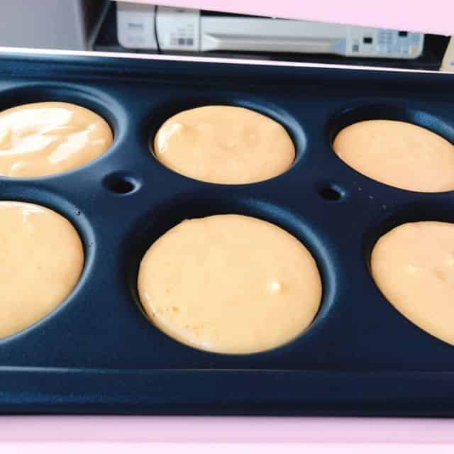 パンケーキプレートに生地を流す