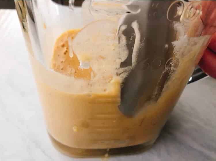 ゴムベラで混ぜる