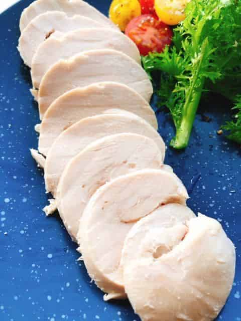 サラダチキンを薄切りする