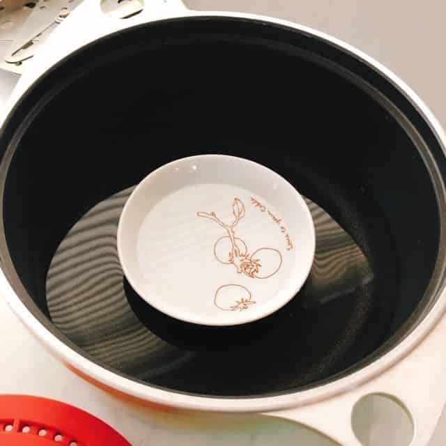 鍋に水、小皿をセット