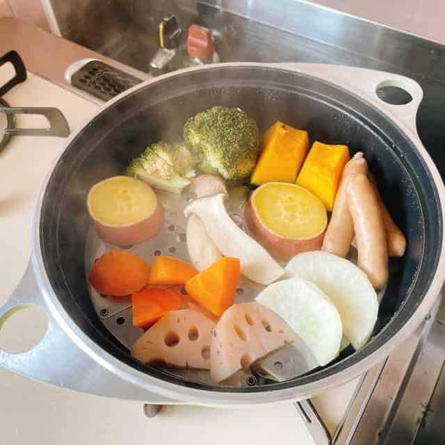 ステンレス落とし蓋で野菜とソーセージを蒸す