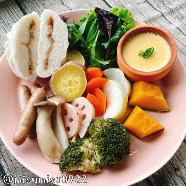 蒸し料理(肉まん、野菜とキノコ、ソーセージ、茶碗蒸し)