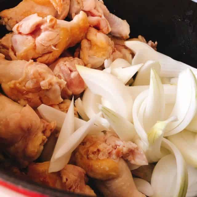 玉ねぎを加えます