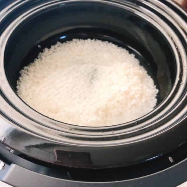 炊飯器に米と水を入れます
