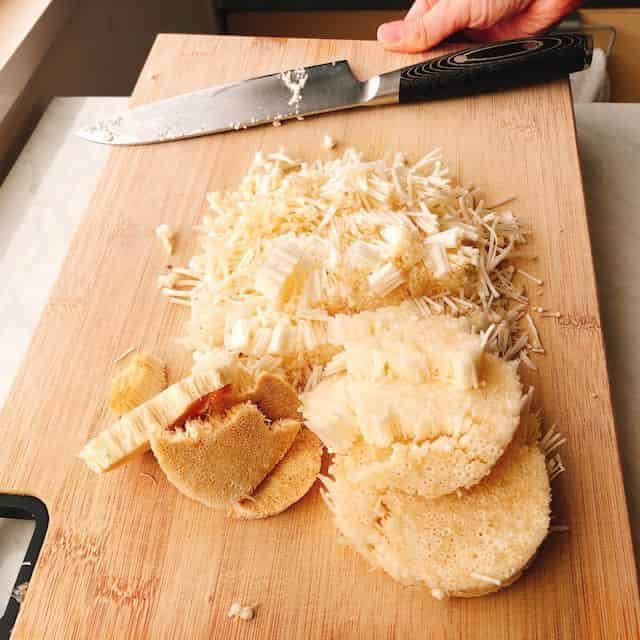 えのきだけを切ります