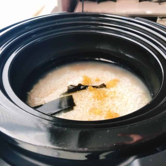 調味料、生姜、昆布を加えます