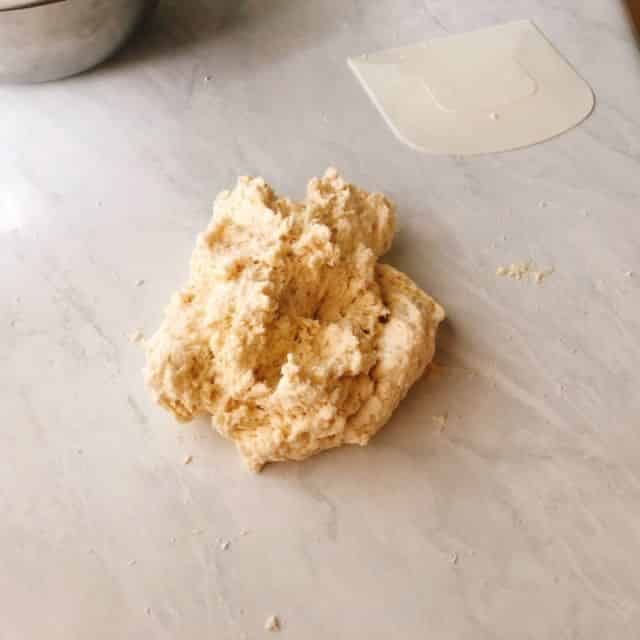 ざっとこねて台に出します