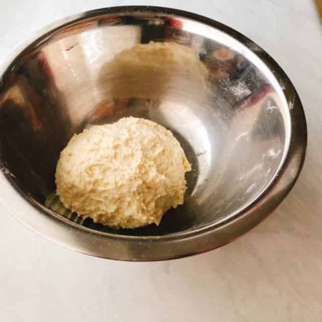 丸めてボウルに入れます