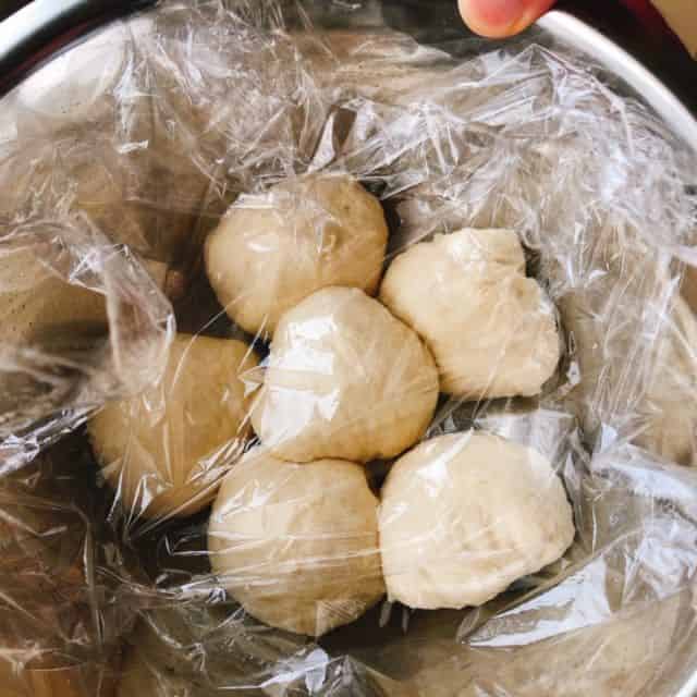 全ての生地を丸めてラップをかけます