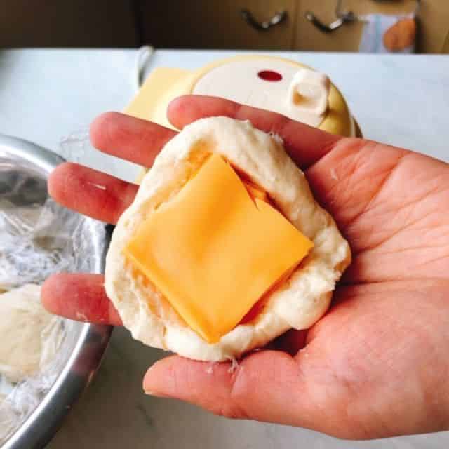 チーズを包みます