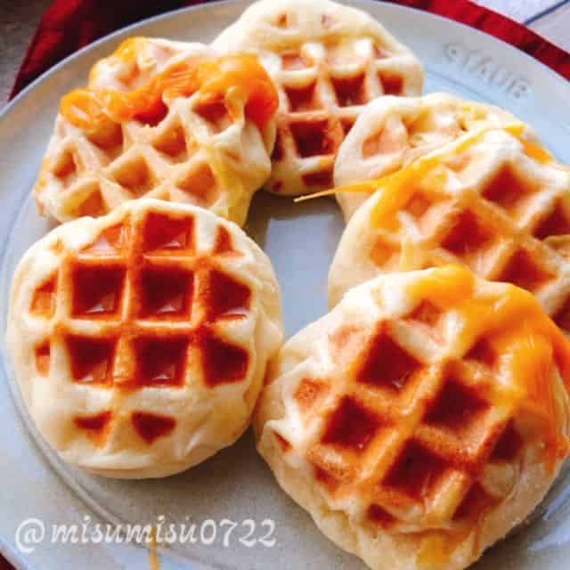 焼きたてにバターを塗ります