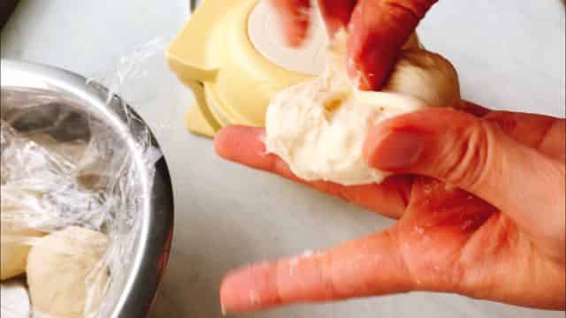 生地を中央で閉じます