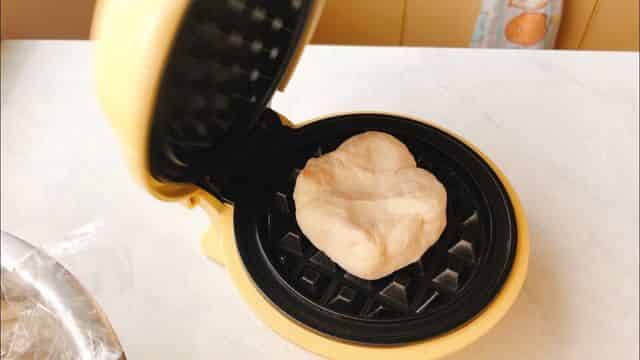 ワッフルメーカーの中央に生地を乗せます