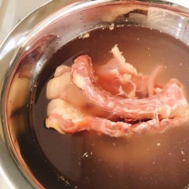 鶏がらを洗う