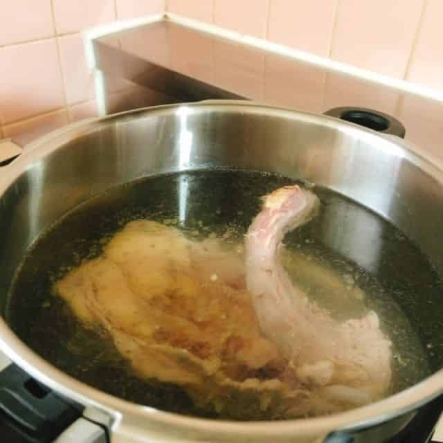 鶏がらをゆがく