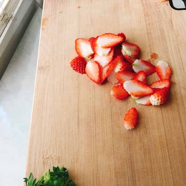イチゴを薄切りする