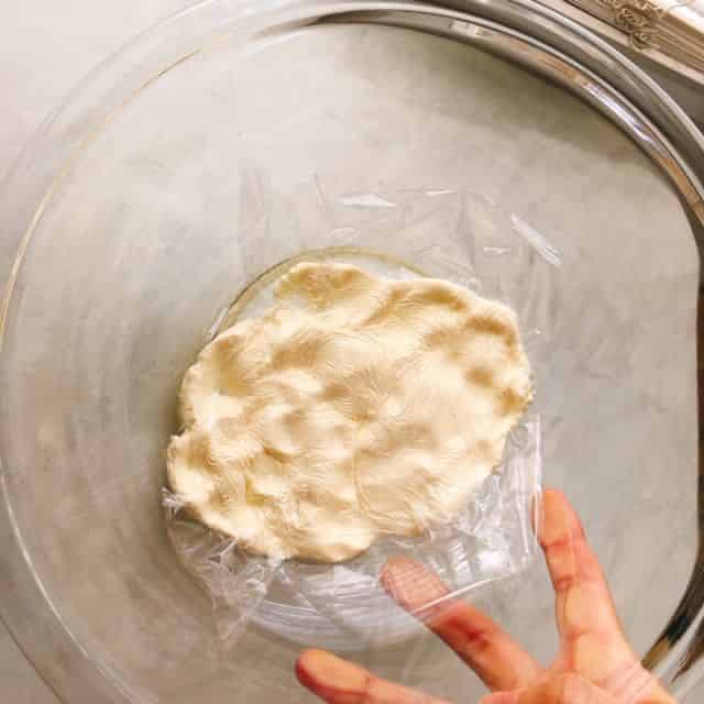 クリームチーズを押し潰す