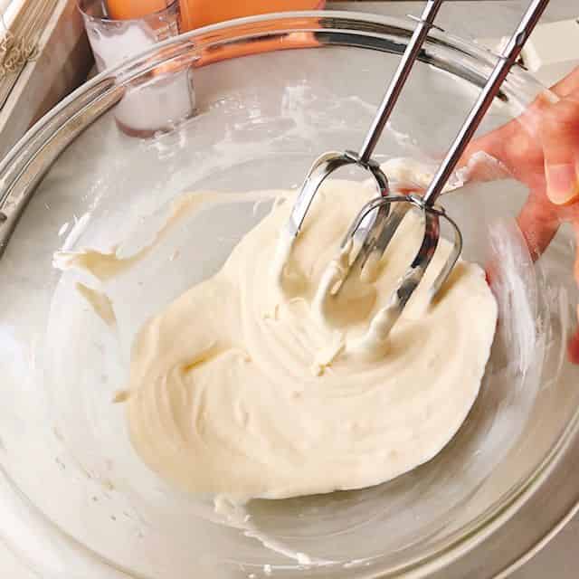 生クリームを加え泡立てる