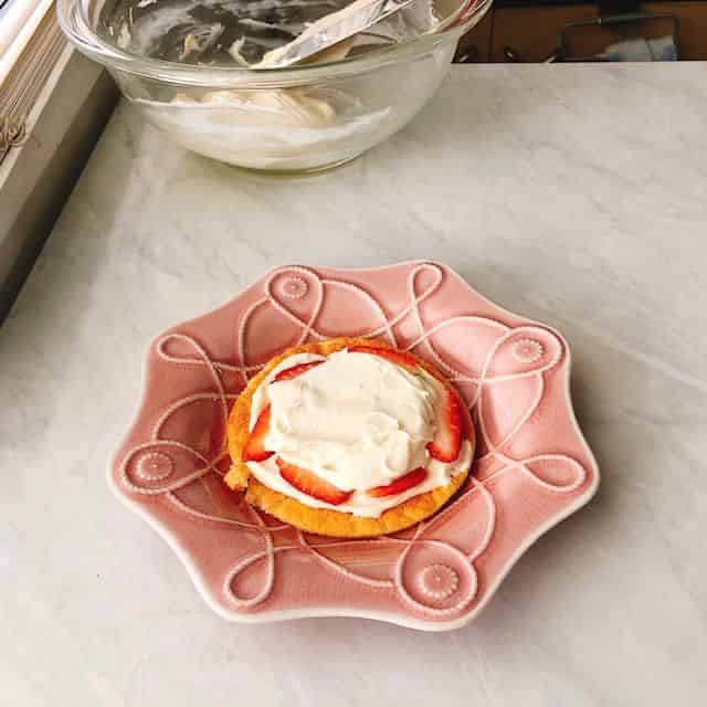 イチゴを並べてクリームで埋める