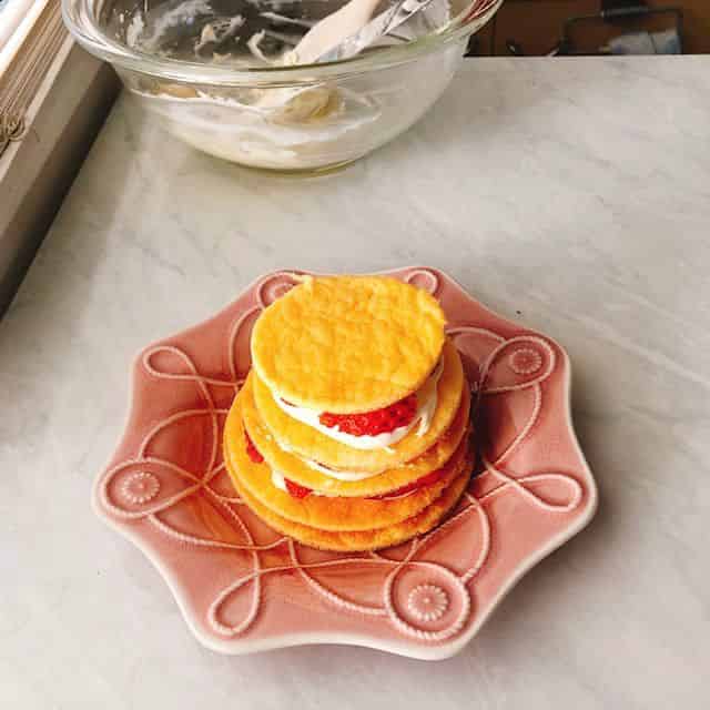 生地、クリーム、イチゴ、クリームと重ねる