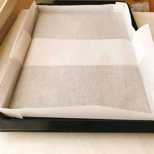 オーブンシートを敷き込む