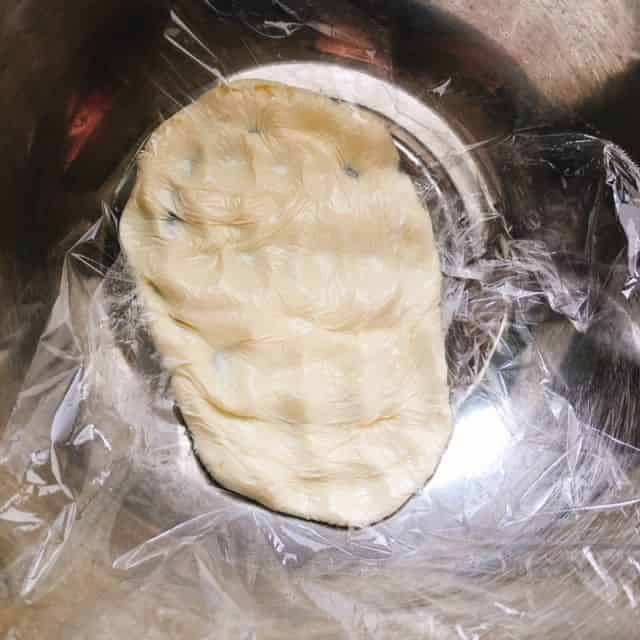 クリームチーズを押し潰す