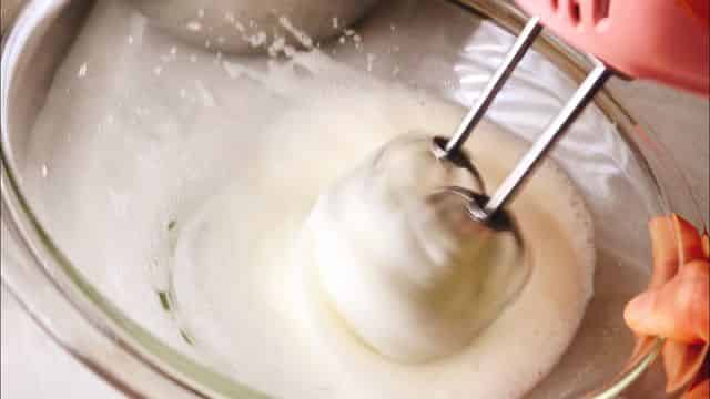 卵白を泡立てる