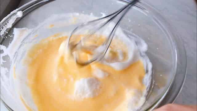 メレンゲと卵黄をよく混ぜる