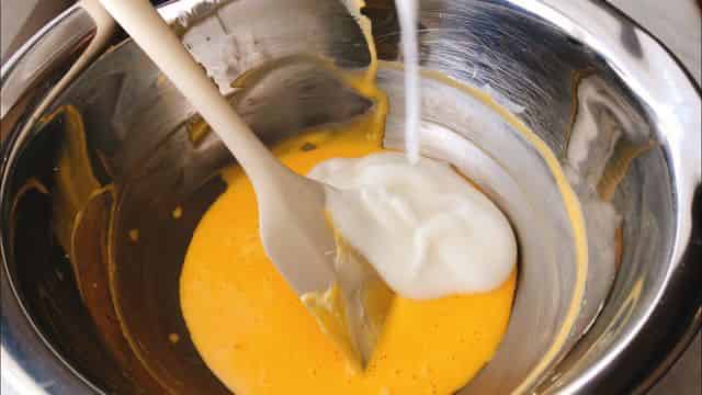 立て直したメレンゲを加える