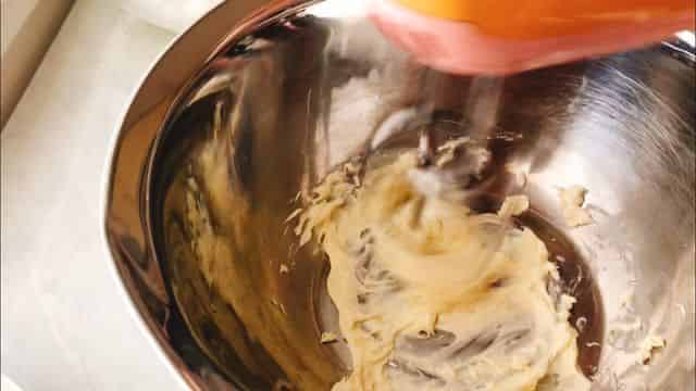 クリームチーズをほぐす