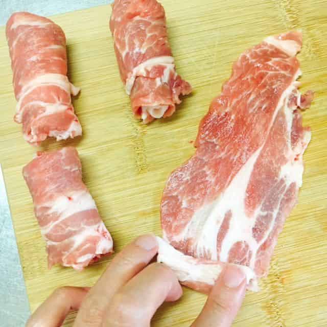 豚肉にチーズを乗せて巻きます