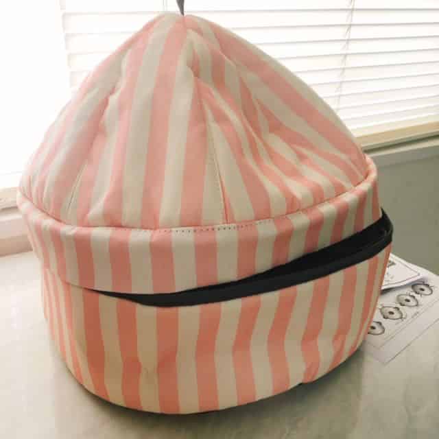 保温カバーの中に鍋を入れます