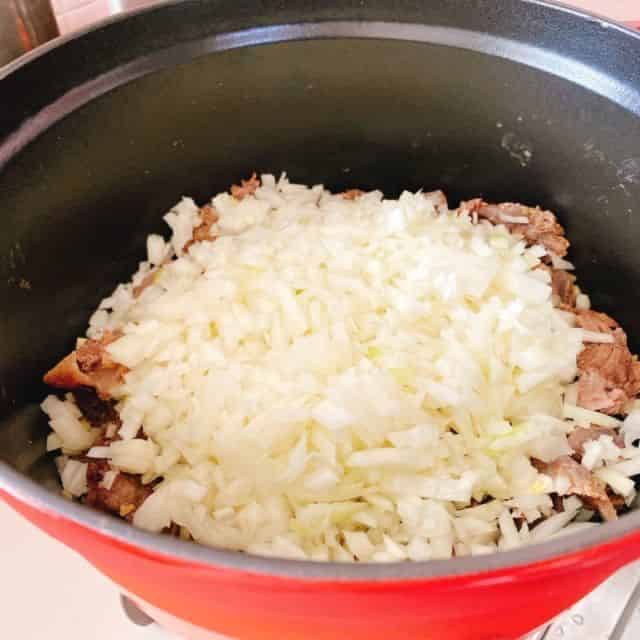 玉ねぎを加え炒めます