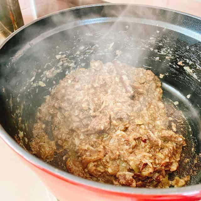 玉ねぎが茶色くなるまで炒めます