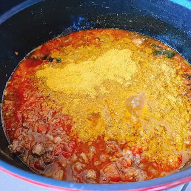 カレー粉、塩を加えます