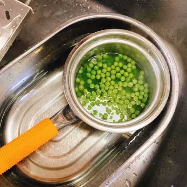 豆を茹で汁ごと水につけます