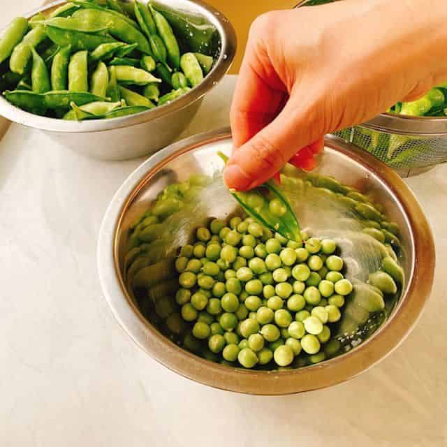 豆をさやから取り出します