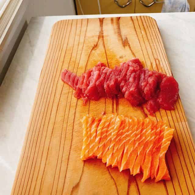 マグロとサーモンを切る