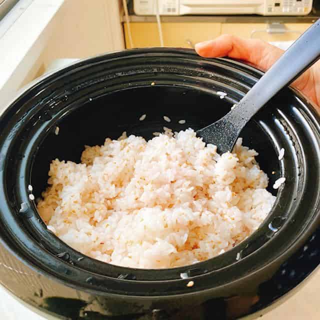 ご飯に梅酢と白胡麻を混ぜる