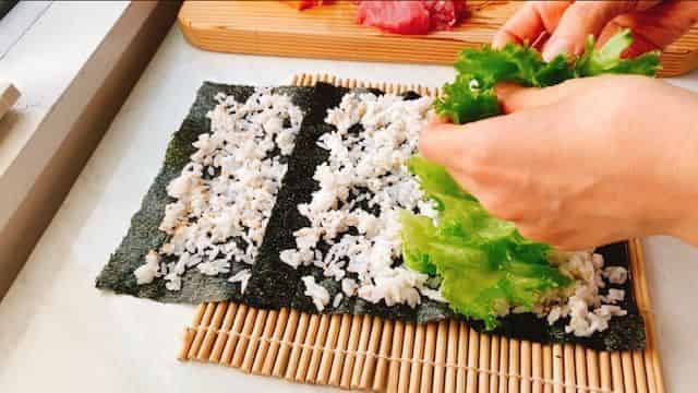 海苔の上にご飯とレタス