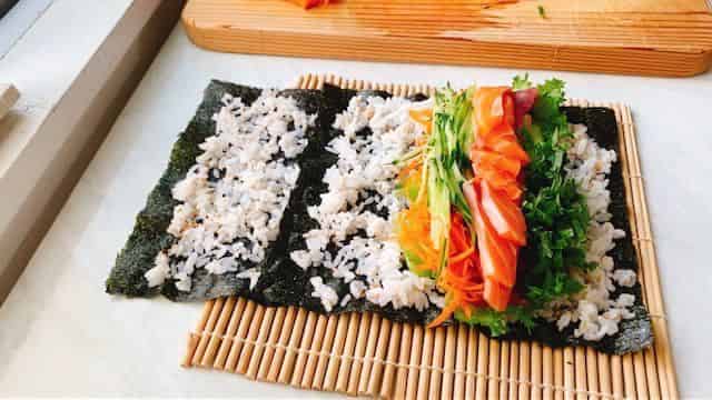 にんじん、きゅうり、サーモン、大葉を乗せる